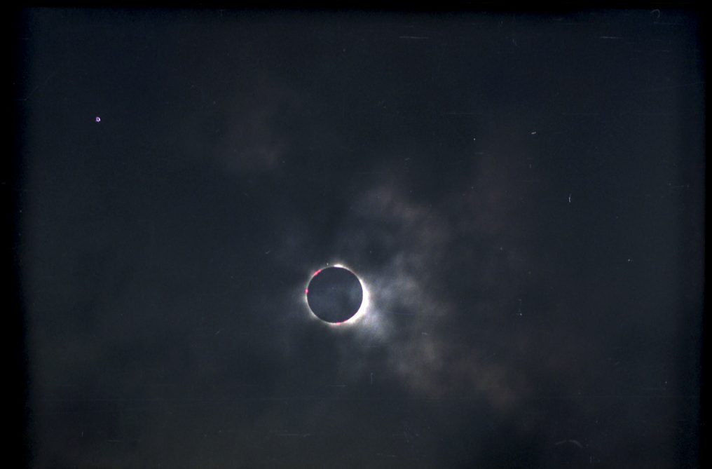 Total 4 1016x669 - Total solar eclipse 1999.